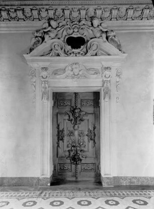 Tür zur Empore der Chapelle de la Sainte-Trinité