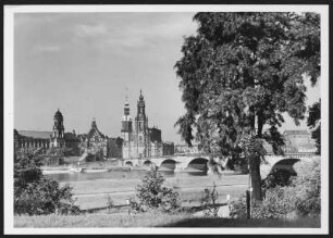 Dresden, Schloß und Hofkirche und Augustusbrücke : Dresden. Blick vom Neustädter Ufer über die Elbe auf die Silhouette der Altstadt mit Ständehaus, Residenzschloss und Hofkirche