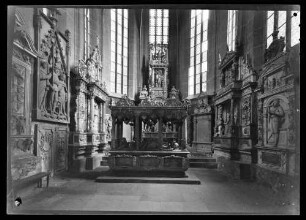Gesamtaufnahme der Grabdenkmäler im Chor der Stiftskirche Wertheim