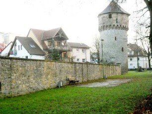 Stadtbefestigung-Ansicht im Süden mit Stadtmauer (Wehrgang mit Steinbrüstung abgetragen) über Feldseite (Graben verfüllt) mit Wehrturm (Simmelturm) im Südosten in Übersicht