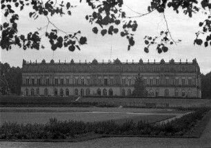 Herrenchiemsee: Schlossfront mit Parkanlagen