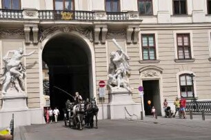 Fiaker in Wien : Durch die Winer Hofburg fährt ein Fiaker mit einer Kutscherin, 2008