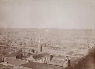 Blick über Diyarbakir : Im Vordergrund die Nebi Moschee, im Hintergrund die Stadtmauer.