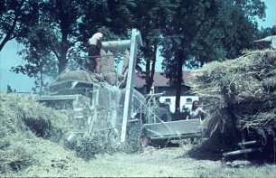 Fotografie: Erntetechnik, Mähdrusch, Mähdrescher gezogen, Dreschmaschine