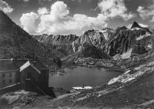 Großer Sankt Bernhard Pass : Großer Sankt Bernhard Pass mit Berggasthof. Im Hintergrund der Große Sankt Bernhard See