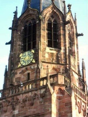 Stiftskirche-Kirchturm (gotisch)-Ansicht von Westen-Obergeschoß mit Balustrade sowie Glockengeschoß mit Werksteinen im Detail