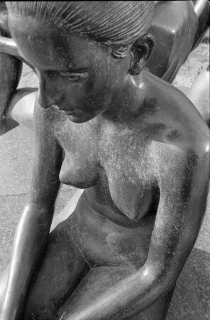 Berlin-Mitte : In Berlin-Mitte, Karl-Liebknecht-Strasse (dahinter beginnt die Rosenstrasse), Detail einer Skulpturengruppe (Verbleib mir unbekannt) - additional copyrights to be cleared!