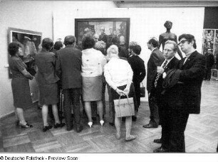 Dresden-Altstadt. Albertinum. VII. Kunstausstellung der DDR, 05.10.1972-25.03.1973. Raumaufnahme mit Ausstellungsbesuchern