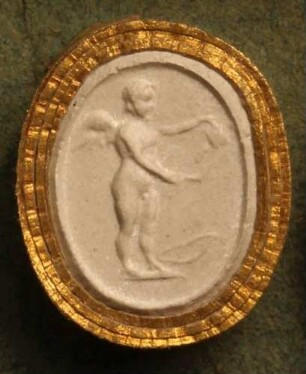 Cupido verbrennent mit einer Fackel einen Schmetterling (Daktyliothek, Erstes Mythologisches Tausend)