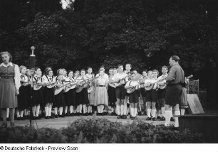Auftritt eines Pionier- und FDJ-Ensembles
