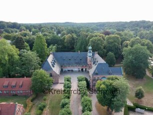 Reinbek: Schloß Reinbek: Frontansicht mit Innenhof und Baumallee in der Mitte