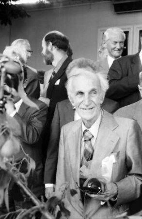 32. Tagung 1982 Physiker; Maikäferrede: Alfred Kastler, im Hintergrund Robert Wilson, Kai M. Siegbahn