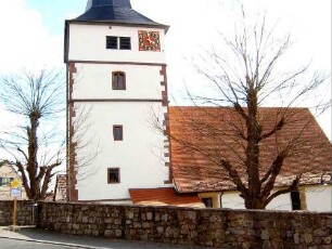 Ansicht von Norden mit Kirche (im Kern Romanisch - Langhaus Gotisch und im 17 Jh erneuert - Kirchturmobergesoß 17 Jh) über ehemaligem Verlauf der Kirchhofmauer (im 19 Jh Wehrgang abgetragen)
