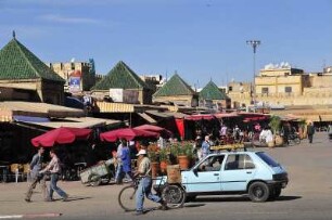 Meknes - Taxi wartet im Stadtzentrum : Ein kleines hellblaues "Petit Taxi" wartet vor dem Stadttor Bab el-Mansour auf Fahrgäste. Aufgenommen in Meknes am 28. Oktober 2010