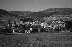 Blick auf den Ort Lenzkirch mit Hochfirst
