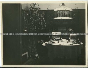 Gabentisch und Weihnachtsbaum