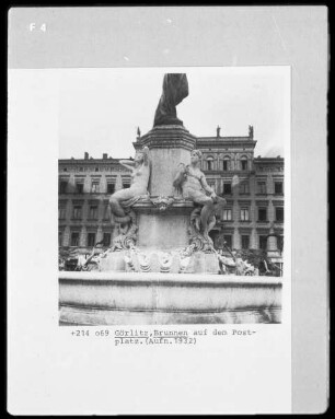 Brunnen Brunnenanlage Brunnenfigur