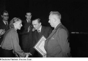 Preisverleihung beim Bezirksausscheid für Volkskunstgruppen 1954