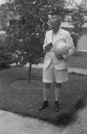 Prof. Theodor Kraus : Exkursionsmitglied in einer Grünanlage