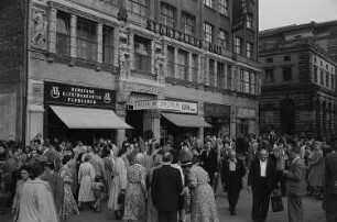 Passanten vor Stentzlers Hof zur Zeit der Leipziger Herbstmesse 1955