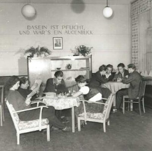 Greifswald, Landesinternat der Oberschule, Schüler beim Schachspiel im Klubraum