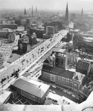 Hamburg-St. Pauli. Blick von der Hauptkirche St. Michaelis (Michel) auf die Ost-West-Straße, heute heißt dieser Straßenabschnitt Ludwig-Erhard-Straße. Im Hintergrund die Türme weiterer Kirchen und des Hamburger Rathauses