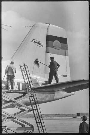 Flugzeugwartung, Bild 2, 1962. SW-Foto © Kurt Schwarz.