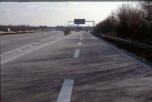 Einfahrt in Nebenfahrbahn Süd der A6 (Mannheim Richtung Heilbronn) von Hauptfahrbahn Süd der A6 (Mannheim Richtung Heilbronn)