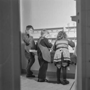 Kindergarten. Kinder beim Zähneputzen