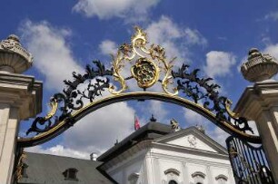 Barock-Tor zum Palast : Hinter dem geöffneten, reich verzierten Barock-Tor befindet sich der Präsidentenpalast. Aufgenommen in Bratislava am 7. September 2009