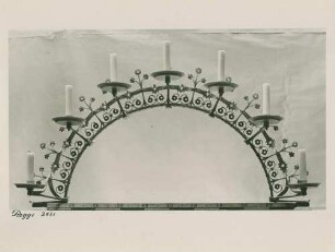 Bogen mit Kerzen an der Rückwand des Altars in der Kirche zu Fahrland (Mark)