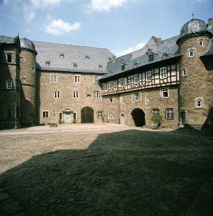 Steinau. Schloß. Blick in den Schlosshof, Ansicht von Süd-Osten auf den Saalbau und den angrenzenden Nord-Flügel