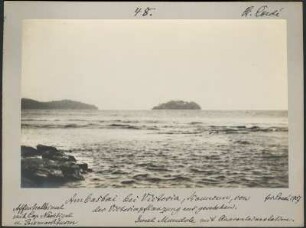 Ambasbucht : Ansicht der Ambasbucht vor der sogenannten "Affenhalbinsel" mit Cap Nachtigal sowie der Insel Mundole bei Limbé, Kamerun
