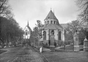 Norden. Ludgerikirche : Norden. Ludgerikirche (13. Jahrhundert bis Mitte 15. Jahrhundert). Straßenansicht gegen den freistehenden, frühgotischen Glockenturm