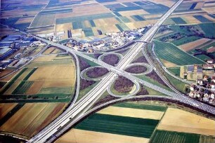 AS Stuttgart-Zuffenhausen, Blick in Richtung Heilbronn. Bepflanzung, Überführung der B 10 in km 572,811