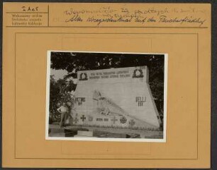 Kriegerdenkmal in Bautzen auf dem Taucherfriedhof, das von dem polnischen Kriegsgefangenen Romuald Zerych entworfen und ausgeführt wurde. : Pomnik na Tuchorskim pohrjebnišću, naćisnjeny a zhotowjeny wot pólskeho hnućenca Romualda Zerycha.