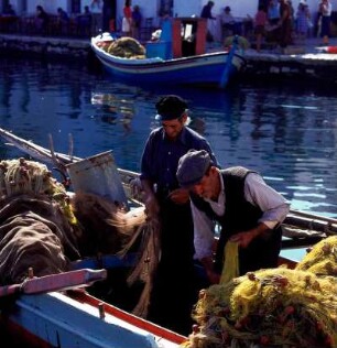 Paros. Fischer im Hafen von Naoussa beim Herrichten der Netze. K2