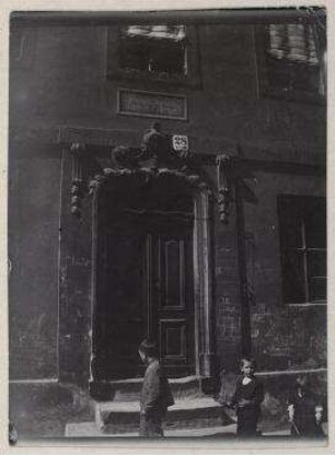 Ohne Titel (Portal des Parochialhospitals, Waisenstraße 28)