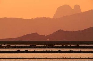 Spanien. Ibiza. Ses Salines. Salinen vor Bergpanorama im Abendlicht