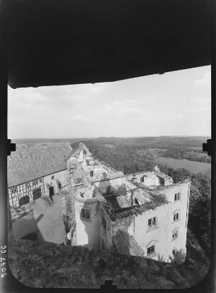 Heldburg (Bad Colberg-Heldburg). Veste Heldburg (Baubeginn 12. Jh.). Blick vom Hauptturm Heidenbau und Französischen Bau nach Nordost