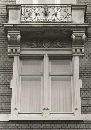 Dresden-Neustadt, Radeberger Straße 26/24. Doppelwohnhaus (Gästehaus Flugzeugwerft GmbH; 1895). Fenster und Balkon (Nr. 24, 1. und 2. Obergeschoß)