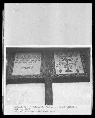 Mit pflanzlichen Ornamenten bemalte Wandfläche mit Inschrift