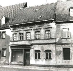 Pegau, Kirchplatz 15. Wohnhaus mit Laden (um 1800 u. um 1860). Straßenansicht