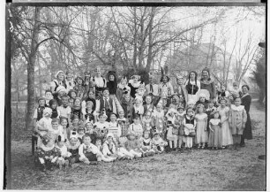 Fasnacht Sigmaringen 1928; Gruppenbild - Kindergartengruppe(?)
