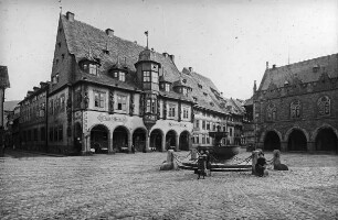 Goslar, sog. Kaiserworth, Gildehaus der Gewandschneider, rechts Rathaus, Marktplatz mit Marktbrunnen