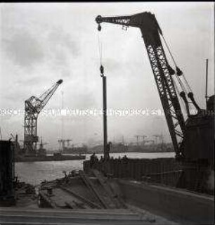 Bauarbeiter auf der Baustelle zur Errichtung eines Großbunkers für deutsche U-Boote in einem Hafen an der französischen Atlantikküste