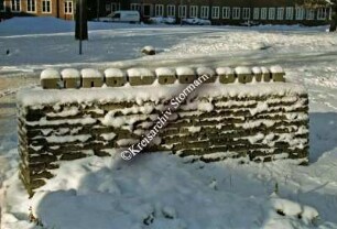 Einfahrt zum Innenhof: Steinsockel mit Bezeichnung 'Stormarnhaus'