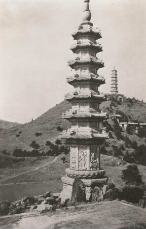 Peking, China. Marmorpagode und Edelsteinpagode (Pagode des Jadequells, im Hintergrund) auf den Westbergen (Duftberge) von Peking