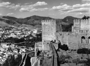 Granada. Alhambra. Blick über die Bastion (um 801/900) auf die Stadt
