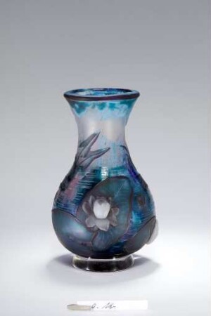 Vase mit Teichlandschaft